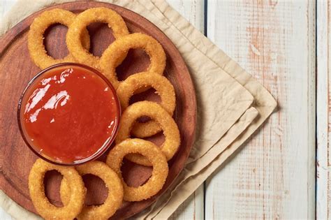 Aros De Cebolla Fritos Crujientes Caseros Con Salsa De Tomate Foto