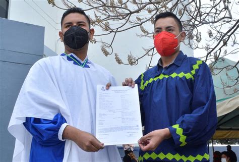 Dos chicos son la primera pareja gay de una comunidad indígena que se casa en México El