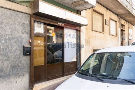 Espaço comercial ou armazém à venda na rua Mouzinho de Albuquerque s n