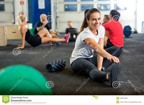 Mujer Que Hace Estirando Ejercicio En El Entrenamiento Cruzado Foto De