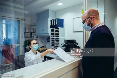 Hospital Paperwork Mask Foto E Immagini Stock Getty Images