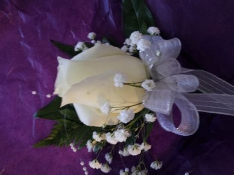 Pin by Tera Ratliff on Flowers And Crafts Corsage boutonnière pins