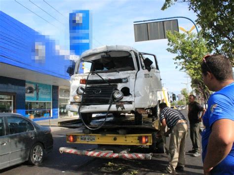 G1 Motorista fica preso em ferragens ao colidir Kombi contra caminhão