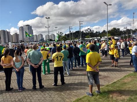 Ato Em Mogi Das Cruzes Re Ne Manifestantes Em Apoio Ao Governo