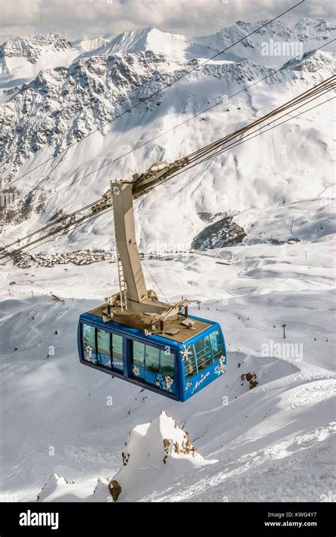 Arosa cablecar up to Weisshorn Peak at ski resort Arosa in winter ...