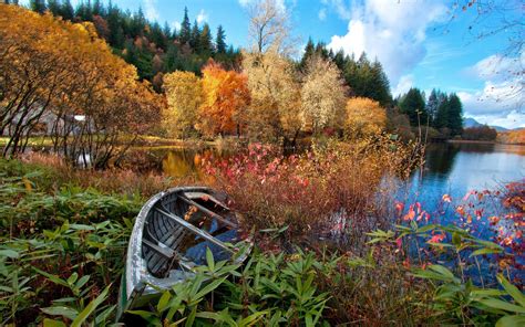 Fondos de pantalla Río bosque otoño árboles casa barco roto