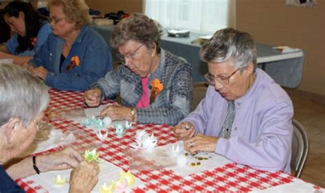 Molino Homemakers Turn Egg Cartons Into Ornaments