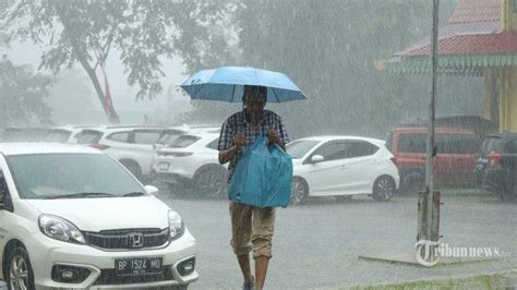 4 Manfaat Berjalan Di Tengah Guyuran Air Hujan Tubuh Membakar Lebih