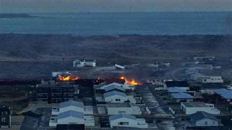 Lava Bereikt Vissersdorp In IJsland Meerdere Huizen Vlam Gevat