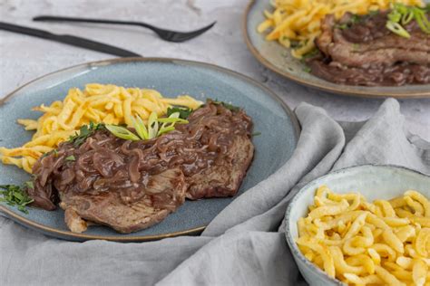 Schw Bischer Zwiebelrostbraten Saftig Und Rosa Rezept Eat De