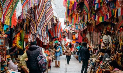 El Mercado De Artesan As En Pisac Cusco Tours Peru