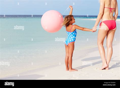 Mutter tochter bikini Fotos und Bildmaterial in hoher Auflösung Alamy