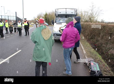 AWE ALDERMASTON AGAINST ATOMIC WEAPONS - TRIDENT - PROTESTERS GATHER AT GATES Stock Photo - Alamy