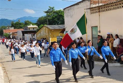 Colorido Desfile Patrio En Valle De Banderas