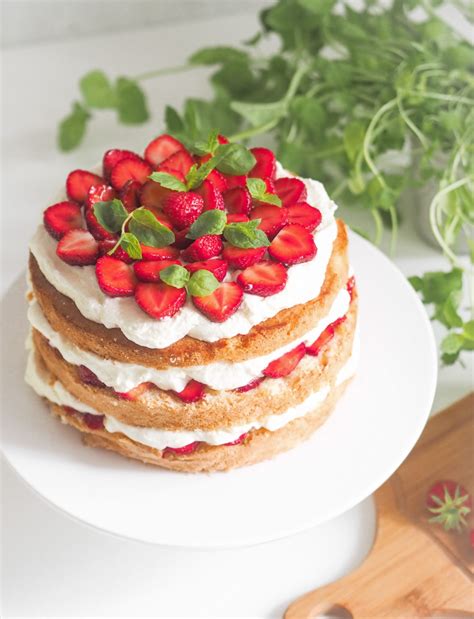 Mansikkakakku naked cake Lännentila