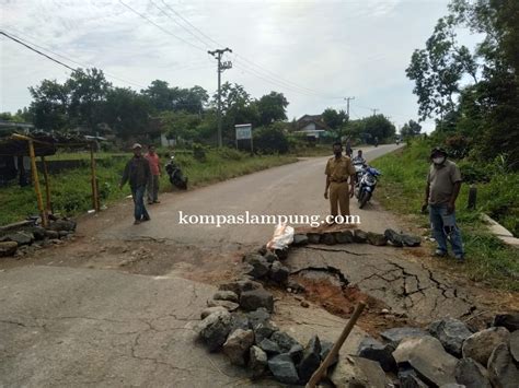 Jembatan Penghubung Kabupaten Lamtim Dan Lamteng Ambles Warga Berharap