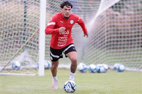 Gustavo G Mez Do Palmeiras Treina Para Defender O Paraguai Contra A