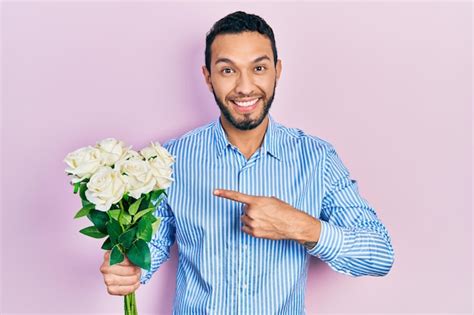 Hombre Hispano Con Barba Sosteniendo Ramo De Flores Blancas Sonriendo