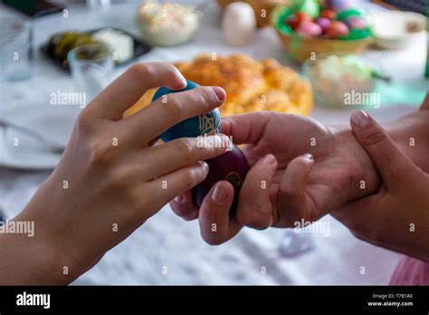 Hand Knocking On Table Hi Res Stock Photography And Images Alamy