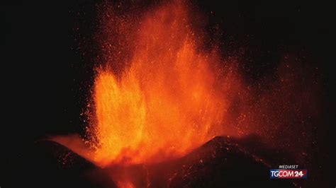 L'Etna imbiancato si tinge di rosso lava