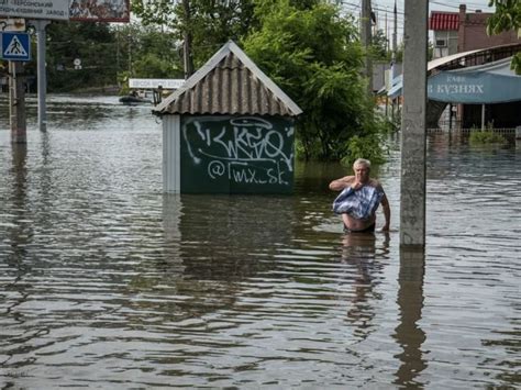 Hundreds Plucked From Flooded Homes Ukraine Dismisses Counteroffensive