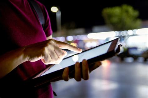 Mujer Que Usa Una Tableta En La Noche En Urbano Foto Premium