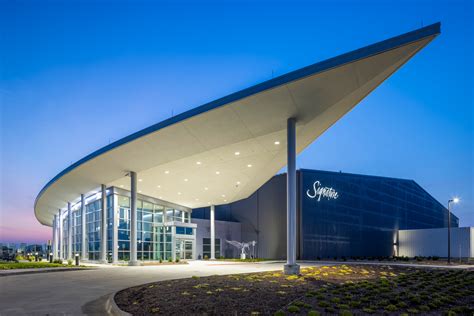 Signature Aviations New Fbo In Des Moines Iowa Spreads Wings