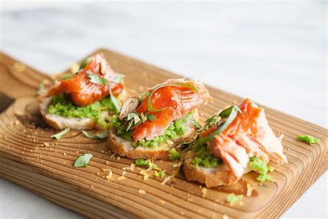 Lachs Crostini mit Erbsenpüree Bilder kaufen 12273373 StockFood