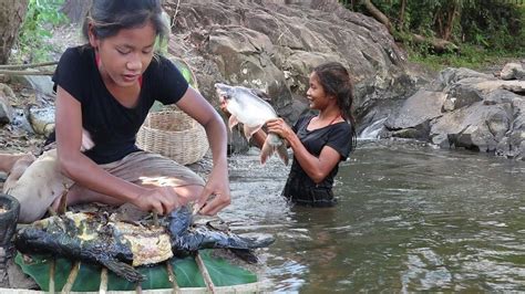 Survival Skills Catch Big Fish Kg By Hand In Water Flow Cooking Big