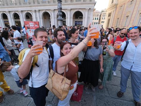 Genova Centinaia Di Giovani In Piazza Contro I Divieti Anti Alcol La