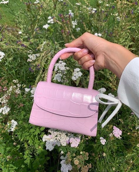 Pin by 𝐀𝐋𝐘𝐒𝐄 𝐖𝐈𝐋𝐋𝐈𝐀𝐌𝐒 on cнεcк ση ιт Pretty bags Pink bag Mini bag