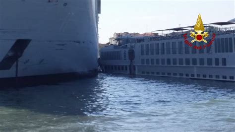 Italie Un Paquebot Heurte Un Quai Venise C Est La Panique