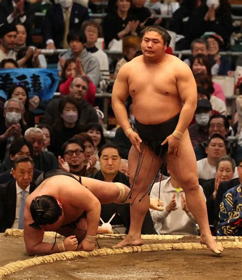 ＜大相撲2日目＞明生（左）を寄り倒しで破る若元春（撮影・後藤 正志） ― スポニチ Sponichi Annex スポーツ