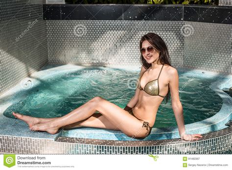 Belle Jeune Femme Dans Le Bikini Se Reposant Au Bord De La Piscine Image Stock Image Du