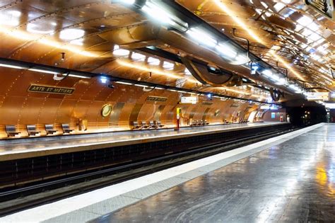 Paris Station Arts Et M Tiers Un Sous Marin Cuivr Sur La Ligne