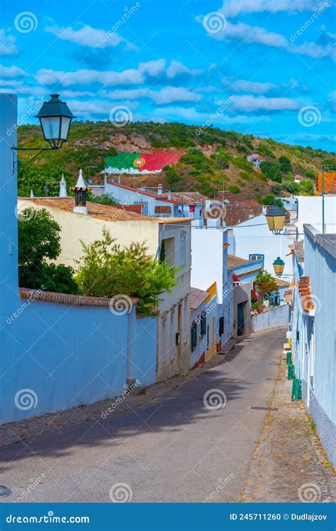 Rua Estreita Na Antiga Parte De Lenda Portuguesa Foto De Stock Imagem