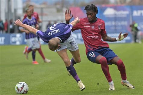 Ligue Le Clermont Foot Sombre Face Toulouse Et S Enfonce Un Peu