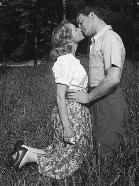 10 Things That Make It So Easy To Stay Close Vintage Couples Kissing