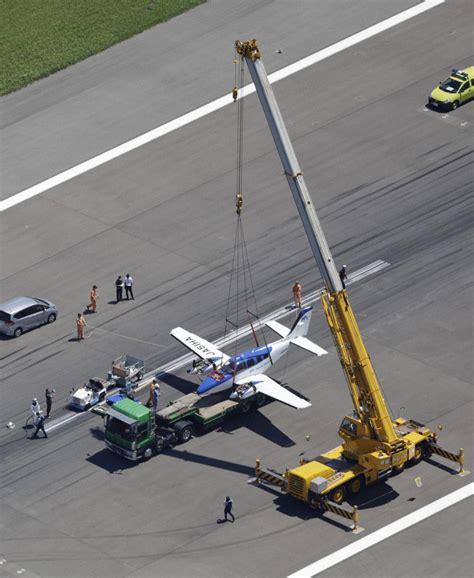 大分空港で小型機が胴体着陸 写真特集26 毎日新聞