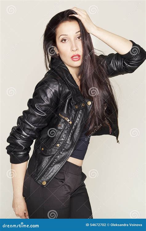 Portrait De Belle Jeune Femme Dans La Veste En Cuir Photo Stock Image Du Brunette Cheveu