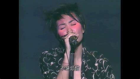 经典现场，2002年王菲前往日本开了全面体演唱会新浪新闻