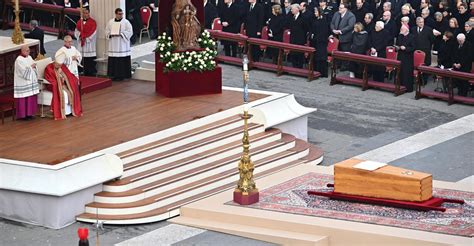 Benedetto Xvi In Migliaia A San Pietro Per I Funerali Del Papa Emerito