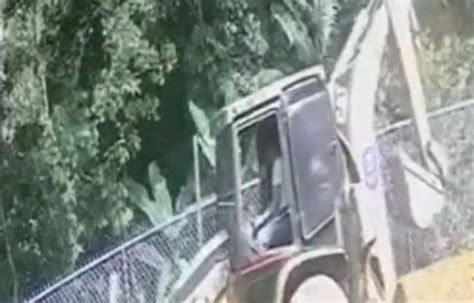 Video Muere Aplastado Por Retroexcavadora Al Caer De Barranco