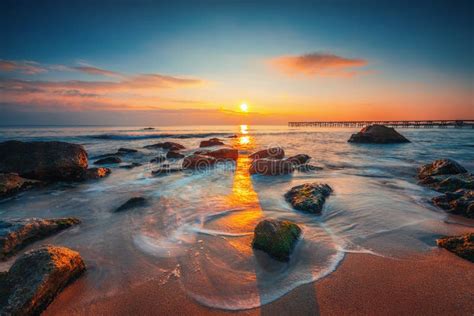 Salida Del Sol En Las Rocas Del Mar Y Las Nubes Hermosas Foto De