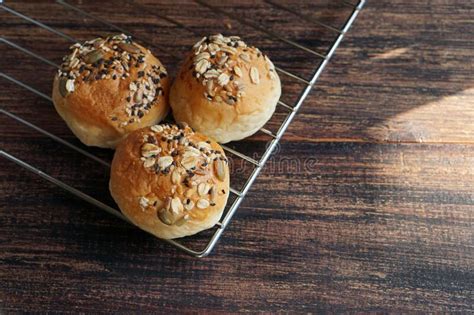 Pan Suave Casero Mezclado Con Queso De Trigo Grueso Y Salpicado De