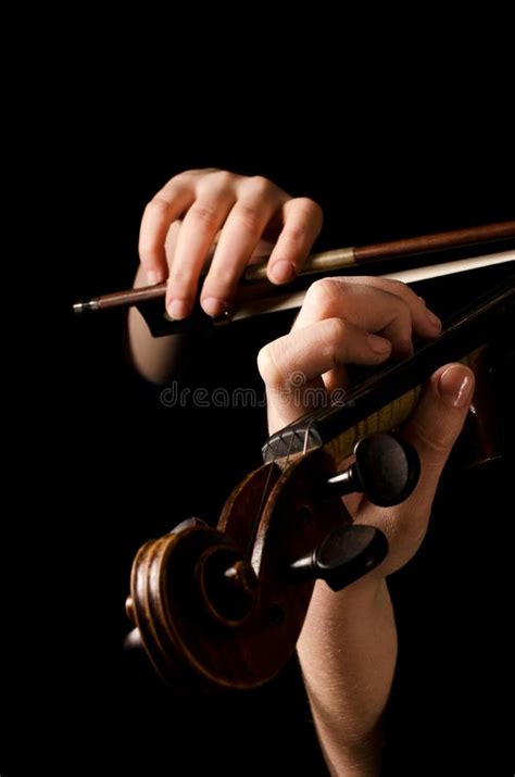 Le Mani Femminili Giocano Un Violino Fotografia Stock Immagine Di