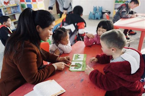 新春走基层 就地过年父母未归 泸州 童伴妈妈陪12名留守儿童过年 四川在线