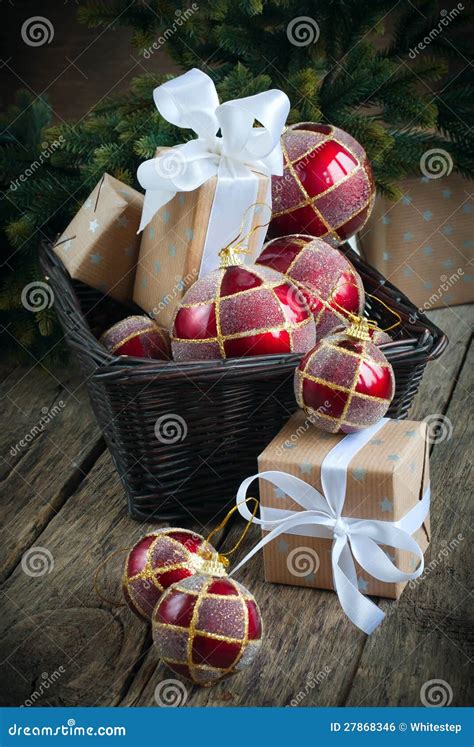 Kerstkaart Met Rode Ballen En Vakjes Stock Foto Image Of Sluit