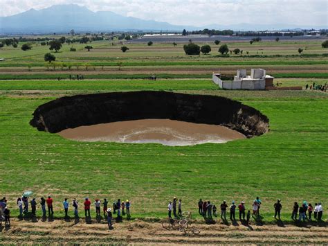 Massive sinkhole in Mexico threatens to swallow house | Canoe.Com