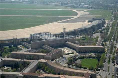 Berlin Von Oben Fassade Des Baudenkmales Flughafen Tempelhof Am Platz